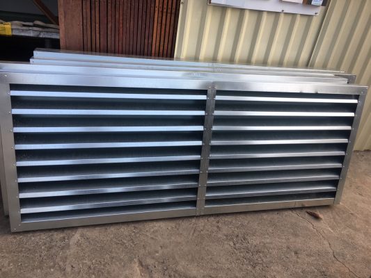 Louver nhôm là một loại mành che hay chớp cửa với những thanh nhôm được thiết kế nằm ngang có khe hở để đón ánh sáng và không khí