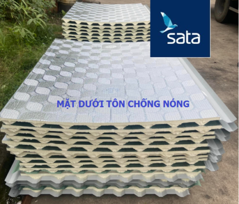 Mặt dưới tôn chống nóng là lớp giấy bạc cách nhiệt có tác dụng chính: Phản xạ nhiệt và tăng tính thẩm mỹ cho mặt trong.