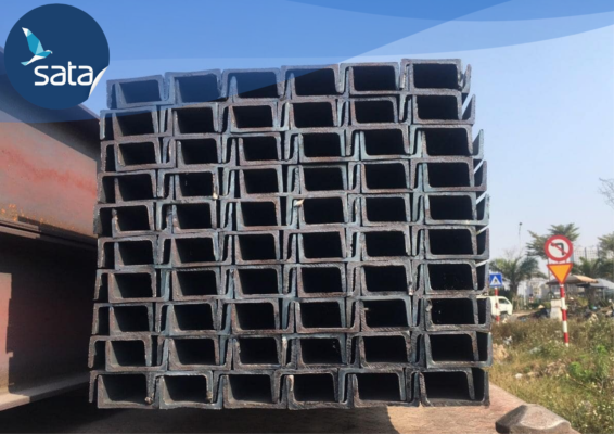Được sản xuất từ thép cán nóng hoặc thép mạ kẽm, giúp chống ăn mòn và tăng tuổi thọ.