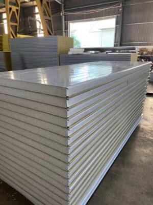Tôn vách ngoài trời được sản xuất theo các tiêu chuẩn chất lượng quốc tế:
