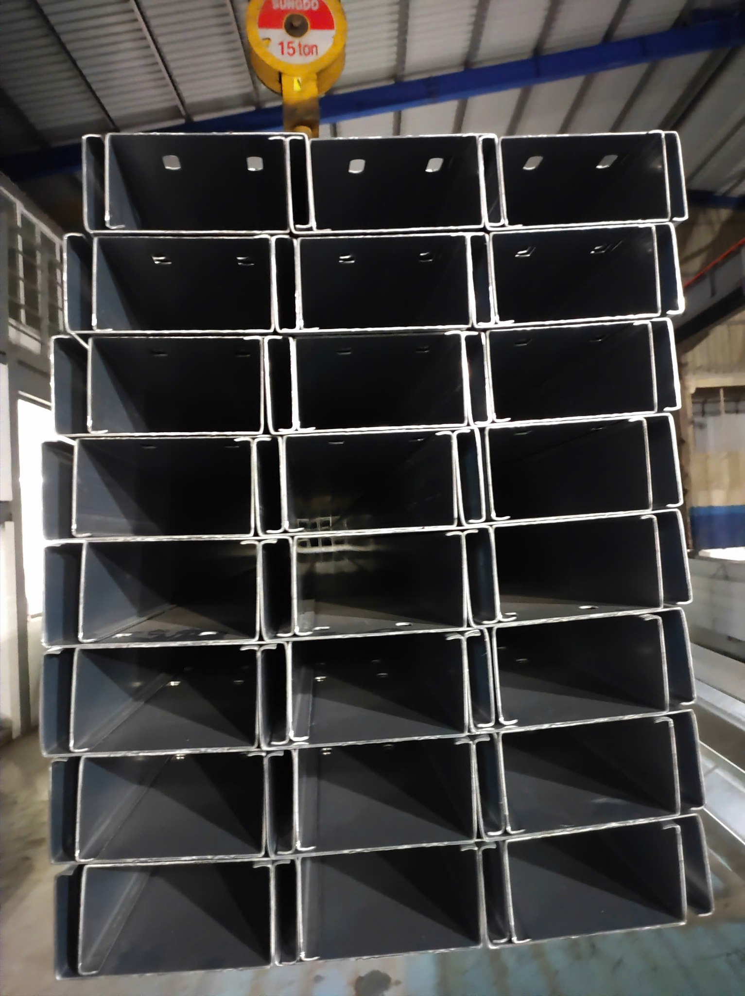 Xà gồ C200 là thép có dạng tiết diện mặt cắt hình chữ C