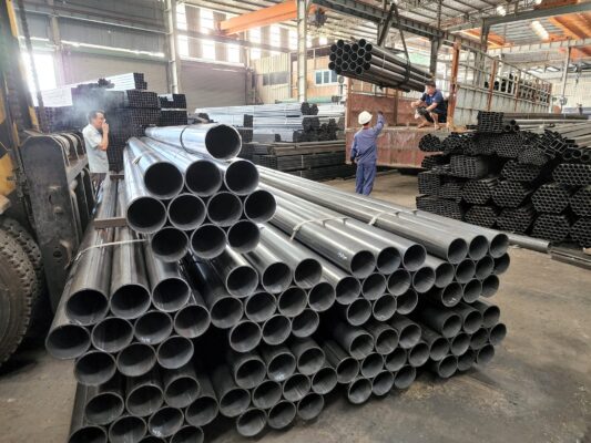 Thép ống có độ bền cao, thích hợp cho sản xuất các bộ phận khung xe ô tô, xe máy, các thiết bị cơ khí.