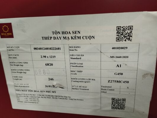 Trên bề mặt tôn chất lượng cao sẽ có tem nhãn in nổi hoặc in laser ghi rõ: Tên nhà sản xuất, tiêu chuẩn chất lượng, mã sản phẩm, độ dày, lớp mạ.