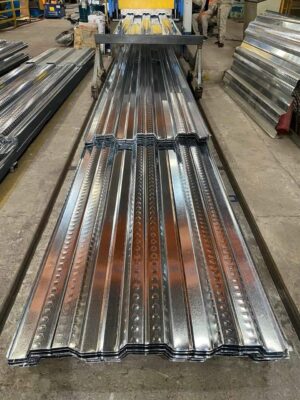 sàn Deck sẽ được cán thành từng tấm với mức sóng cao từ 50mm đến 75mm, chiều dày khoảng 0,75mm đến 1mm