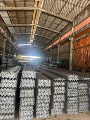 Trong quá trình lưu kho hoặc vận chuyển, hạn chế va đập mạnh làm trầy xước bề mặt thép gây mất lớp bảo vệ tự nhiên.