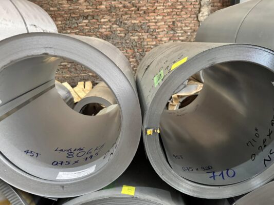 Khi lựa chọn tôn cho công trình, ngoài tôn kẽm 1ly, 2ly, 3ly, còn nhiều loại tôn khác như tôn lạnh, tôn mạ màu, tôn cán sóng, tôn chống nóng.