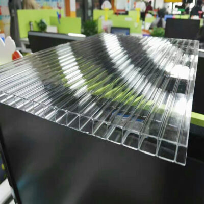 Tấm nhựa composite phẳng ngày càng được ưa chuộng nhờ vào độ bền cao, khả năng chống nước, chống cháy và ứng dụng đa dạng trong nhiều lĩnh vực
