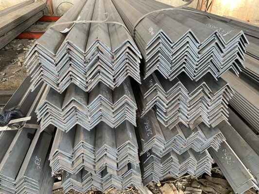 Bảo quản nơi khô ráo, thoáng mát: Tránh tiếp xúc trực tiếp với nước mưa hoặc môi trường ẩm ướt để hạn chế gỉ sét.