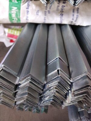 Lớp mạ kẽm trên bề mặt giúp bảo vệ thép khỏi các tác nhân gây ăn mòn như độ ẩm, nước mưa, hóa chất, muối biển...