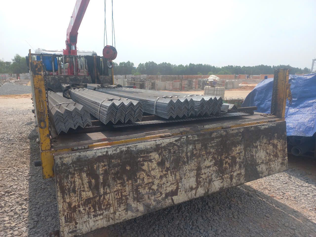 Thép hình V được giao đến tận tay khách hàng tại công trình ở Củ Chi
