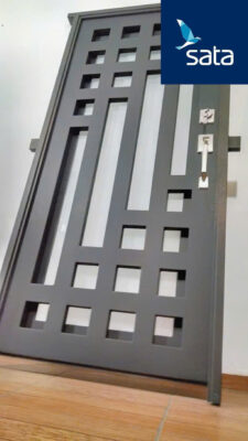Cửa sắt là một loại cửa phổ biến trong xây dựng nhờ vào sự chắc chắn, độ bền cao và khả năng chống trộm tốt.