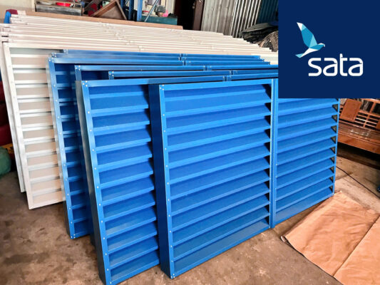 Cửa chớp lấy sáng là một giải pháp kiến trúc phổ biến, được thiết kế để tối ưu hóa ánh sáng tự nhiên, thông gió và thẩm mỹ cho công trình.