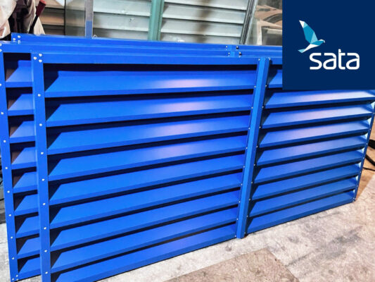 Cửa chớp lấy sáng được thiết kế với các nan chớp nghiêng song song, có thể cố định hoặc điều chỉnh được góc mở