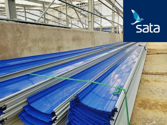 Tránh thi công khi trời mưa, độ ẩm cao hoặc nắng gắt trên 38°C, vì dễ trơn trượt, cong mép tôn hoặc giãn nở không đồng đều.