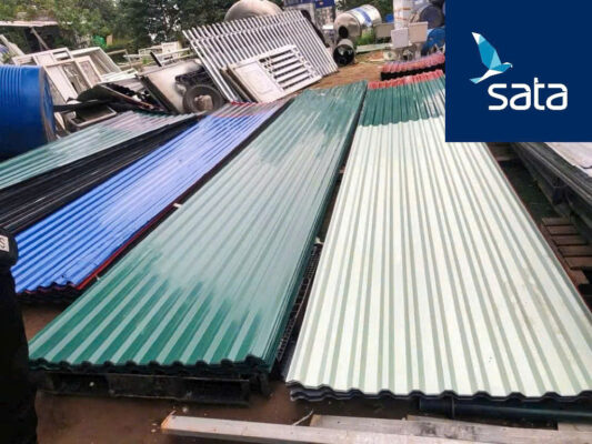 tôn lợp giá rẻ là giá thành thấp, giúp giảm thiểu chi phí cho các công trình lớn hoặc các công trình có yêu cầu về độ bền và thẩm mỹ không quá cao.