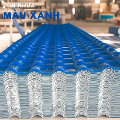 Tôn nhựa màu xanh là một loại tấm lợp được sản xuất từ nhựa tổng hợp như Polycarbonate, PVC hoặc composite, có màu xanh dương hoặc xanh lá đặc trưng