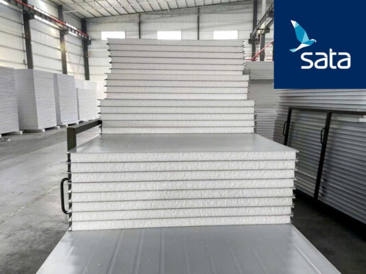 Tuân thủ các tiêu chuẩn kỹ thuật nghiêm ngặt để đảm bảo công trình bền, chống thấm, cách nhiệt hiệu quả và an toàn lâu dài.