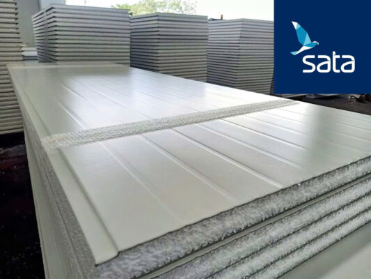 Thi công vách panel ngoài trời là quá trình lắp đặt các tấm panel cách nhiệt, cách âm, chống cháy để làm vách tường bao che hoặc vách ngăn cho các công trình như nhà xưởng