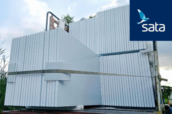 Thi công vách panel ngoài trời vào mùa mưa tiết kiệm thời gian thi công mùa cao điểm, nhưng cũng tiềm ẩn nhiều rủi ro về chống thấm, an toàn và chất lượng công trình.