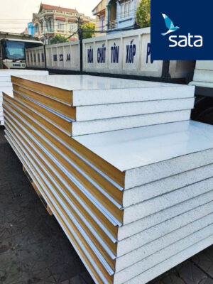 Vách panel là lựa chọn phổ biến trong xây dựng công nghiệp và dân dụng nhờ ưu điểm cách nhiệt, nhẹ, dễ thi công
