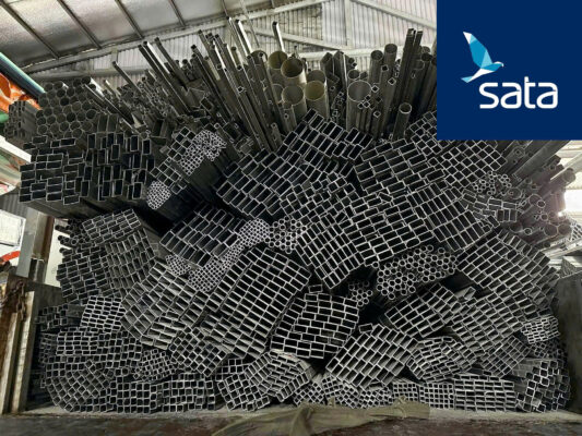Sắt hộp thanh lý thường có giá rẻ hơn đáng kể so với hàng mới, giúp tiết kiệm chi phí