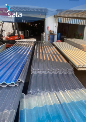 Tôn cũ thường có dấu hiệu gỉ sét, phai màu, hoặc bị trầy xước do đã sử dụng trong thời gian dài.
