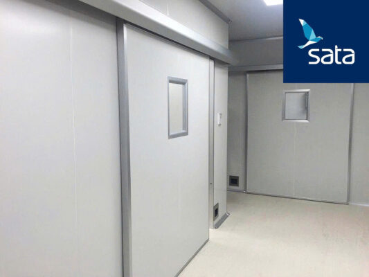 Cửa panel là lựa chọn tối ưu cho kho lạnh, phòng sạch, và nhà máy sản xuất nhờ khả năng cách nhiệt – cách âm – kháng khuẩn