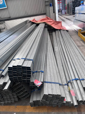 Thép hộp thiết kế đặc biệt để chịu lực nặng, phân tán tải trọng tốt và giữ kết cấu ổn định trong thời gian dài.