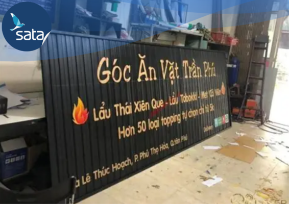 Bảng hiệu bằng tôn là giải pháp quảng cáo ngoài trời bền – tiết kiệm – dễ thi công