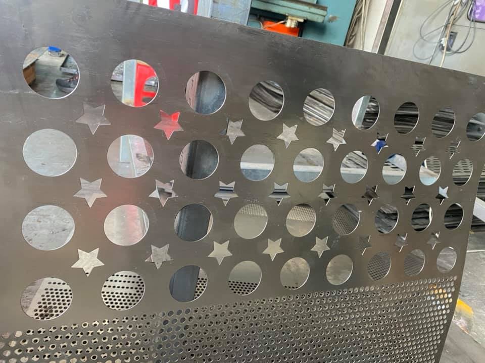 Đặc điểm kỹ thuật của tấm inox đục lỗ