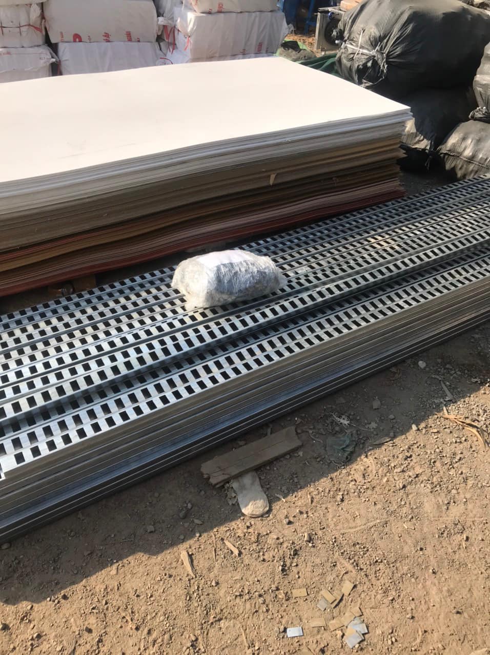 Lam tôn đục lỗ có nhiều ứng dụng trong đời sống