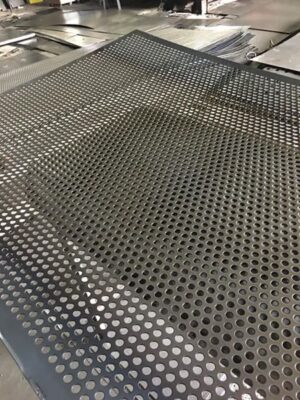 Tôn đục lỗ trang trí được sản xuất từ tấm tôn phẳng hoặc cuộn tôn