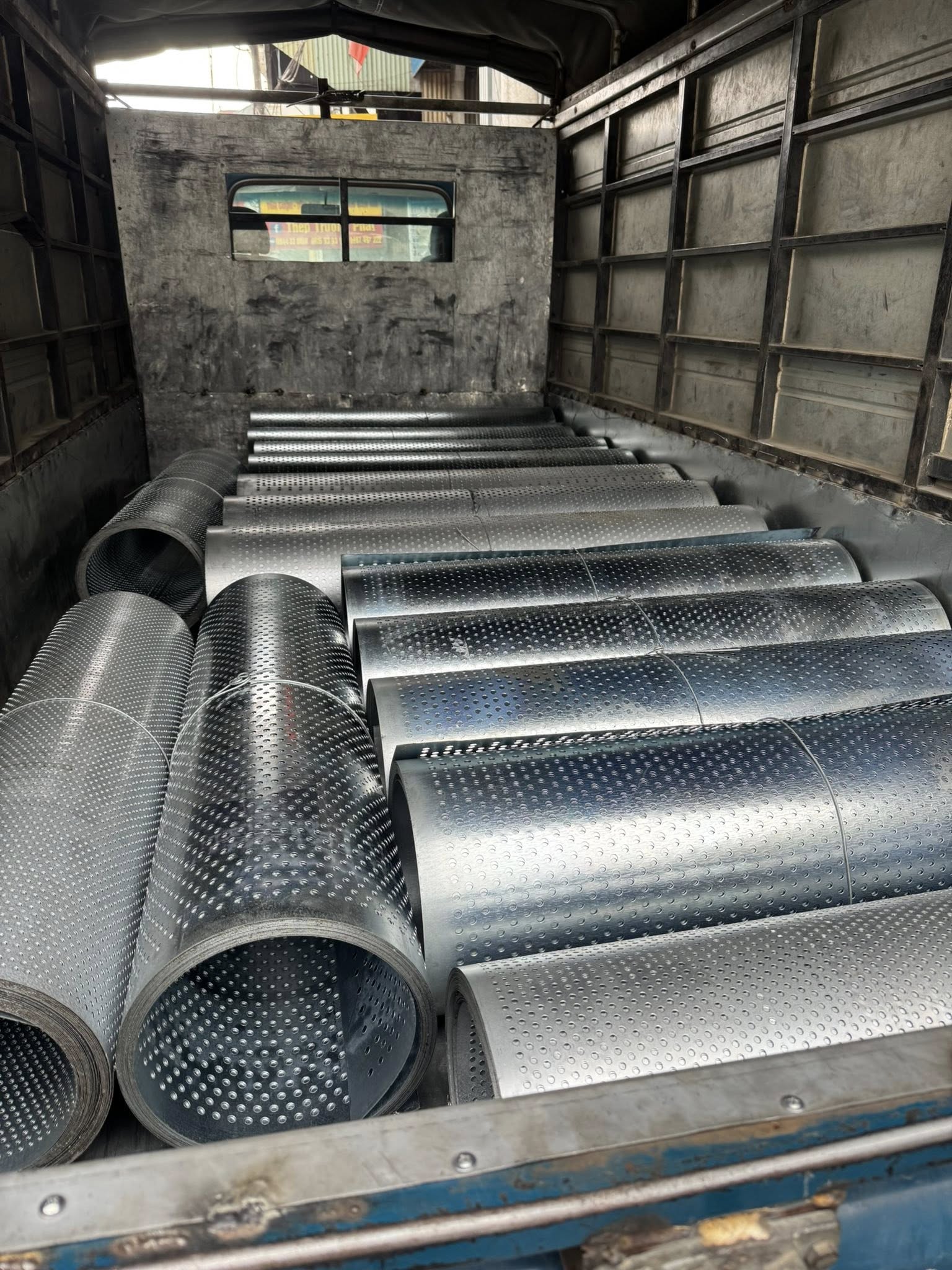 tôn kẽm đục lỗ 8 tôn kẽm đục lỗ