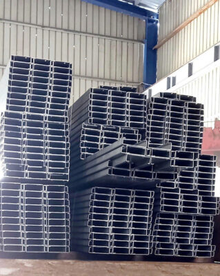 Khi vận chuyển bằng xe tải, dùng dây chằng cố định để xà gồ không bị xô lệch, va chạm.