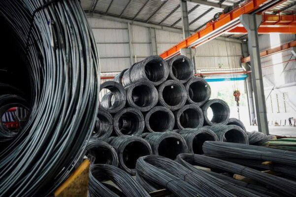 Giá sắt thép thay đổi theo biến động thị trường 