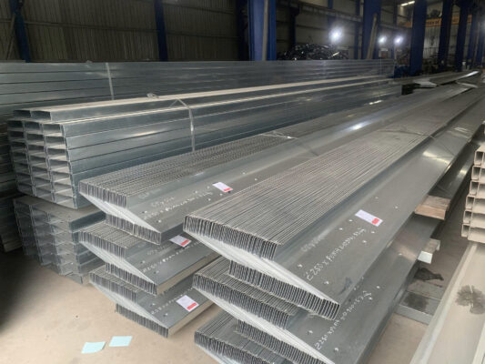 Sản xuất xà gồ Z mạ là một quy trình chuẩn xác, cần tỉ mĩ và kỹ càng trong mọi công đoạn 