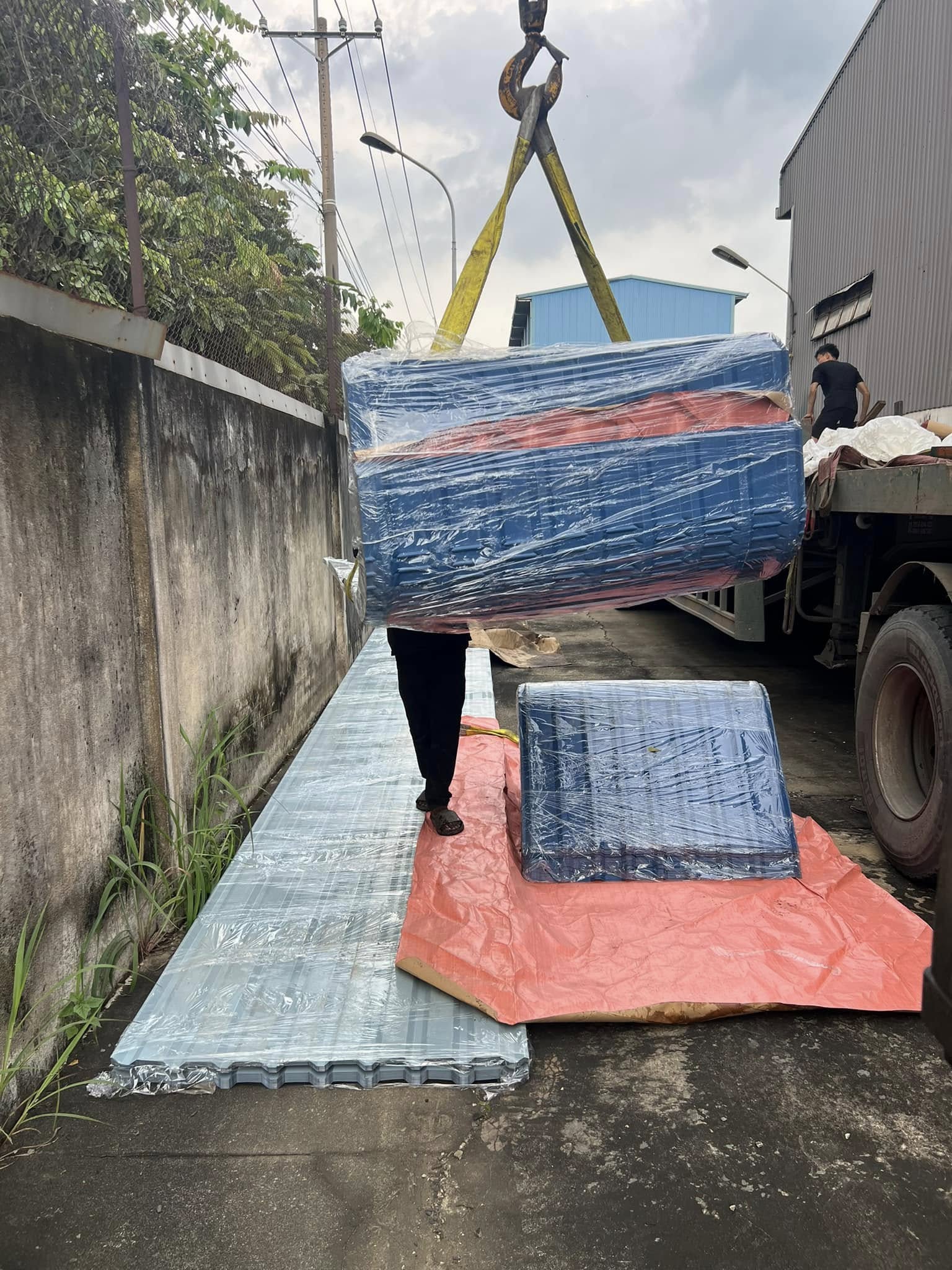 Thép SATA giao hàng cho khách hàng làm công trình nhà xưởng tại Long An